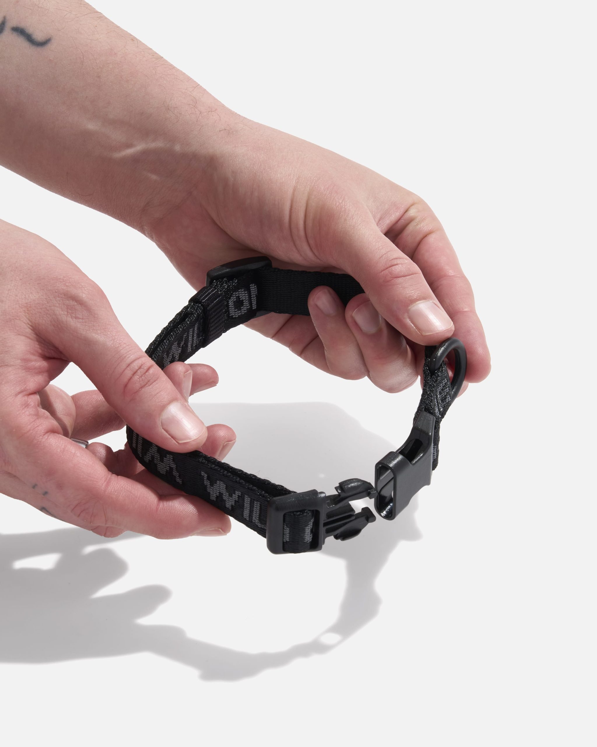 WO_VM_AirCollar_BlackReflective_M_PDP_02_4x5_Web_750e5bed-a39e-4e0f-b409-44ab8bb5d9f0.jpg