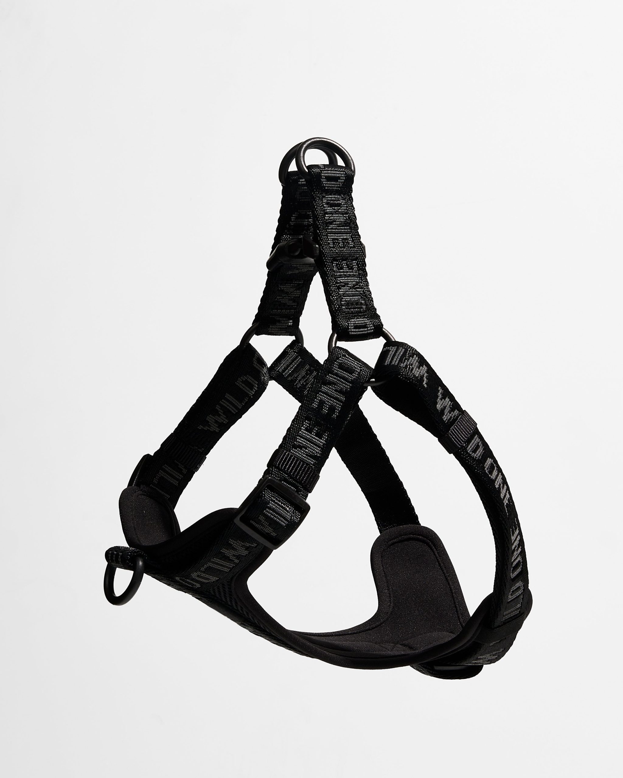 WO_VM_StepInHarness_Black_AirCollection_PDP_01_4x5_Web.jpg
